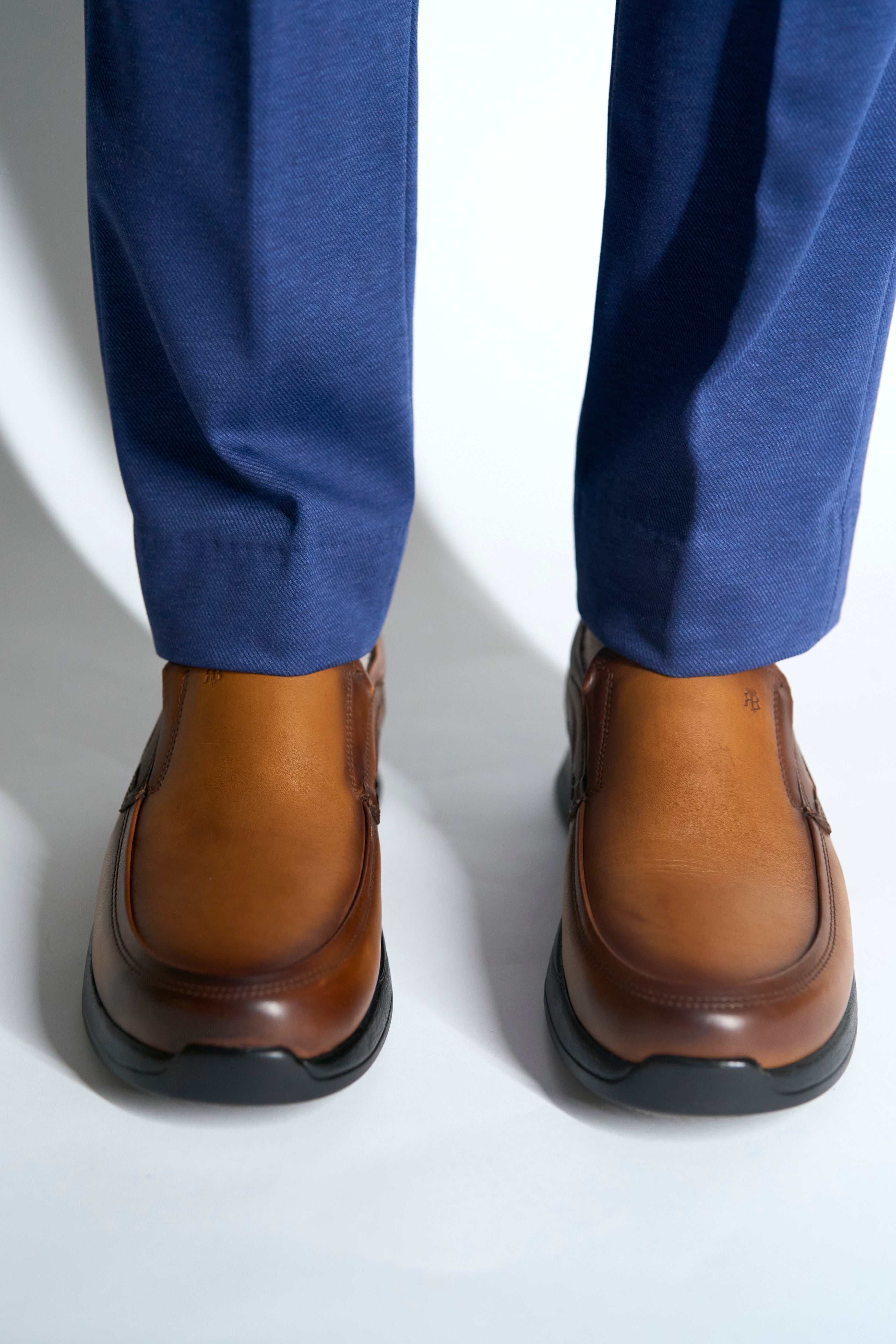Robbins & Brooks Hinckley Apron Toe Slip-on Tan 41 Robbins & Brooks Hinckley Apron Toe Slip-on Tan 41